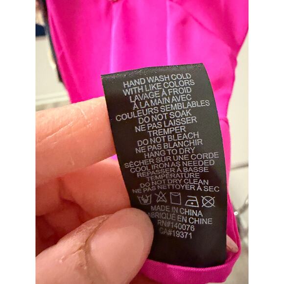 Generation Love Women's Medium Hot Pink Sleeveless Dallas Chain V-Neck Top - Picture 6 of 8